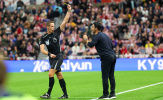 Cố ôm trọng tài bất thành, Mikel Arteta nhận thẻ vàng hài hước