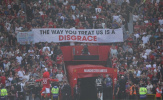 Sir Ratcliffe phải vào Old Trafford bằng cửa sau giữa lúc CĐV Man Utd biểu tình