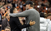 Klopp ôm Xavi ngày ra mắt bóng đá quốc tế