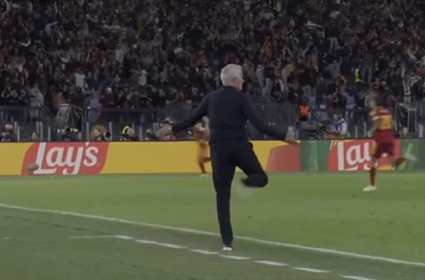 Mourinho nổi cáu thay Vinicius vì pha giật gót ngớ ngẩn