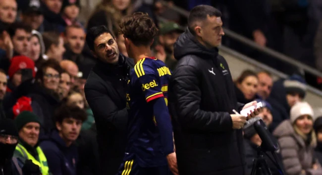 Fan Arsenal chỉ trích Arteta vì nổi cáu với Dowman