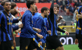 Inter tái chiếm đỉnh bảng Serie A; Milan thua sốc Bologna