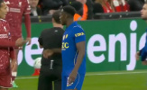 Bị fan Liverpool la ó, Henderson còn tranh cãi với Van Dijk
