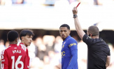Carrick ngó lơ Martinez sau tấm thẻ đỏ trong 82 giây