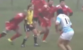 Nữ trọng tài bị nam cầu thủ húc thô bạo từ phía sau