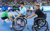 Djokovic trổ tài chơi bóng chày, bóng đá và cả quần vợt... khi ngồi trên xe lăn