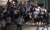 Video: Hậm hực vì mất cúp, CĐV Argentina phang nhau nảy lửa bên ngoài sân Maracana