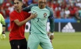 Ronaldo lại “đốn tim” NHM vì hành động đẹp với fan nhí