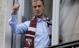 XONG! Joe Hart xuất hiện rạng rỡ bên áo đấu Torino