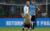 Messi lại bị fan 'cuồng' vái lạy giữa sân