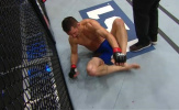 UFC: Thua oan vì mắc chân vào lồng bát giác