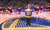 Fan nữ lớn tuổi nhảy cùng dàn mỹ nữ bốc lửa Warriors mừng Giáng sinh