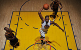 Durant thắng King James, Warriors dẫn Cavaliers 1-0 ở chung kết tổng