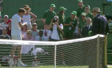 'Hiện tượng Wimbledon' gây sốc khi ném tiền xu vào trọng tài