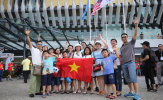 'Ông trời' thuận tình, NHM ùn ùn kéo đi xem khai mạc SEA Games
