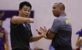 HLV Ricky Magallanes và cầu thủ HCM City wings bức xúc trọng tài