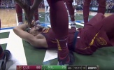 CĐV CAVs 'thắt tim' khi Rose nằm sân vì bị chơi xấu
