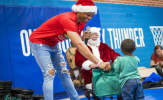 'Ông già Noel' Westbrook gây ấm lòng trước lễ Giáng Sinh