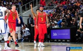 Ảnh nóng NBA 2017-18: Warriors toát mồ hôi với 'gã tí hon'