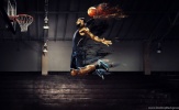 King James tiếp tục gây bất ngờ bằng cú dunk độc đáo