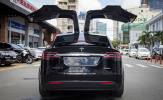 Chồng siêu mẫu Ngọc Thạch khoe Tesla Model X tiền tỷ ‘tung cánh’ trên phố