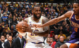 Suns mất Devin Booker, mất luôn cả chiến thắng vào tay Lakers