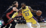 LeBron James hạ gục Dwyane Wade trong lần chạm trán cuối cùng