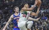 Áp đảo hoàn toàn Knicks, Giannis Antetokounmpo còn khiến Enes Kanter bị đuổi khỏi sân