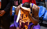 LeBron James rơi lệ, Lakers cúi đầu tại STAPLES Center