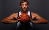 Dirk Nowitzki đặt mục tiêu vượt qua Wilt Chamberlain ở trận đấu tới