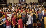 Hạ gục Singapore Slingers, HLV Kyle Julius 'bay' thẳng lên khán đài chia vui cùng CĐV