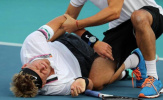 Sao trẻ quần vợt không có ai giúp đỡ khi đổ gục xuống sân