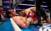 Đánh không thắng, võ sĩ boxing quay sang cắn đối thủ