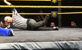 Trọng tài WWE gãy chân vẫn cố gắng hoàn thành trận đấu