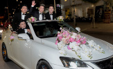 Đàm Vĩnh Hưng lên xe hoa mui trần ‘trốn chạy’ 50 cô dâu