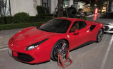 Đỗ sai quy định, siêu xe Ferrari 488 Spider bị khoá bánh tại Hà Nội