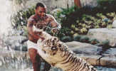 Mike Tyson từng nhốt huấn luyện viên vào chuồng hổ