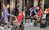 Cristiano Ronaldo ghi điểm vì hành động nhân ái với fan đặc biệt