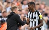 Eddie Howe dùng 'bức màn sương' để kiểm soát tương lai Isak