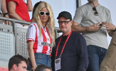 Claudia Schiffer tỏa sáng trên khán đài, Brentford đón cú hích đầu tư từ Matthew Vaughn