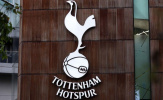 Tottenham bị chỉ trích vì bán khăn quàng giá gần 5 triệu đồng
