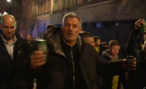 Carragher gây “náo loạn” khi hòa mình cùng fan Dortmund trên đường đến Etihad