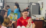 Đặng Văn Lâm đưa vợ con đi ăn, thu hút đông đảo fan ở Tam Kỳ