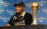 Kevin Durant chấp nhận chịu thiệt để ở lại Warriors