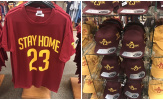 Ăn theo King LeBron, một cửa hàng rao bán áo, mũ CAVs 'Stay Home'