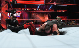 Cú powerslam thủng sàn đấu của 'quái vật' WWE
