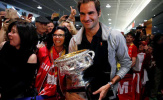 Federer trong vòng vây người hâm mộ khi trở về quê hương