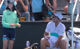 Ball girl sốc khi bị Benchetrit yêu cầu bóc chuối ở Australian Open