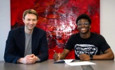Leverkusen xác nhận chiêu mộ thần đồng phòng ngự Axel Tape từ PSG