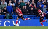 Chelsea bị Sunderland gỡ hòa từ... ném biên